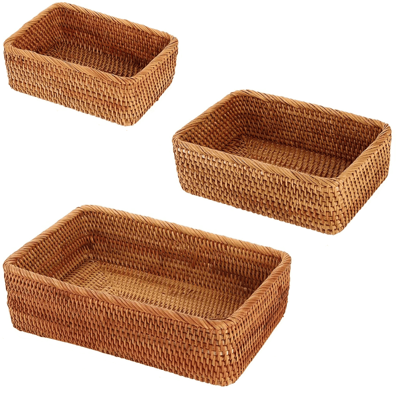 3 cestos de palha rattan de tamanhos diferentes em um fundo branco