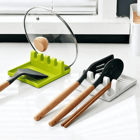 Suporte e descanso para tampas e espátulas verde com tampa de vidro e espátula, e suporte branco com 2 espátulas e 2 hashis