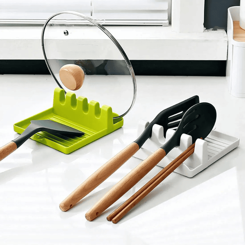Suporte e descanso para tampas e espátulas verde com tampa de vidro e espátula, e suporte branco com 2 espátulas e 2 hashis